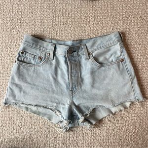 Light wash Levi’s 501 short